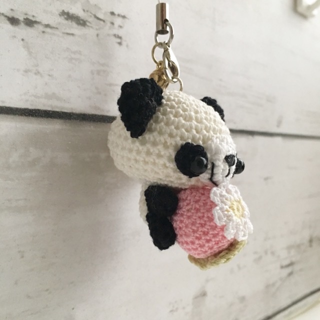 【受注生産】ピンク色イチゴ・白黒パンダさん*鈴付きイヤホンジャックストラップ