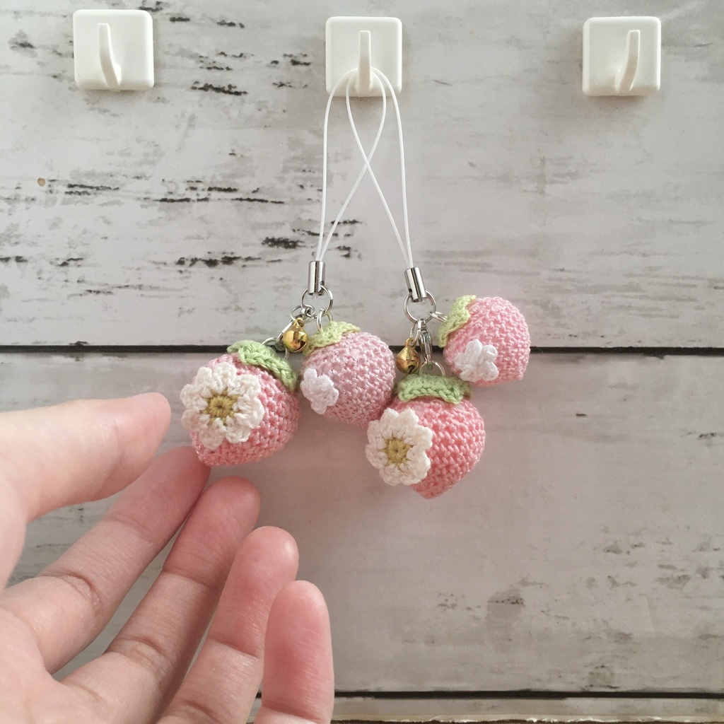 \New!/イチゴ好きさんへ♪ピンクイチゴ・鈴付きイヤホンジャック│ストラップ│ボールチェーン