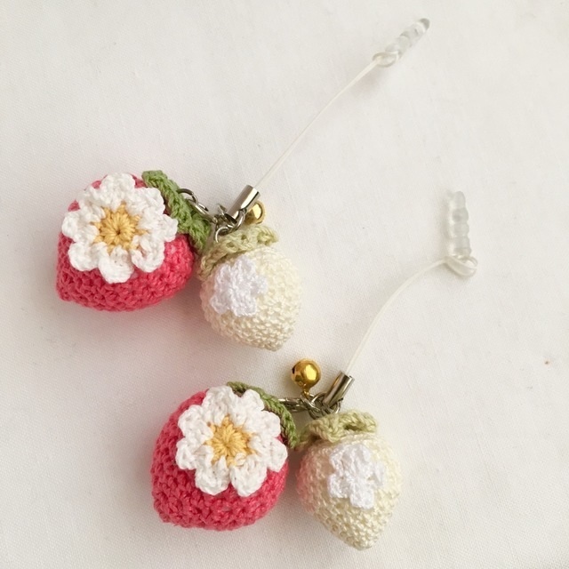 コーラルピンク×生成り色イチゴ・鈴付きイヤホンジャックストラップ