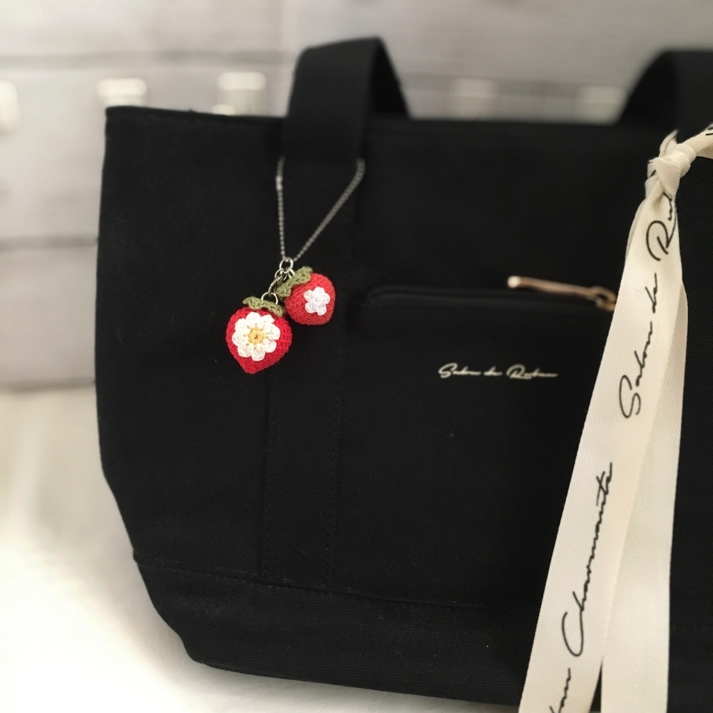 \New!/イチゴ好きさんへ♪淡ピンク色×赤色イチゴ・鈴付きイヤホンジャック|ストラップ|ボールチェーン