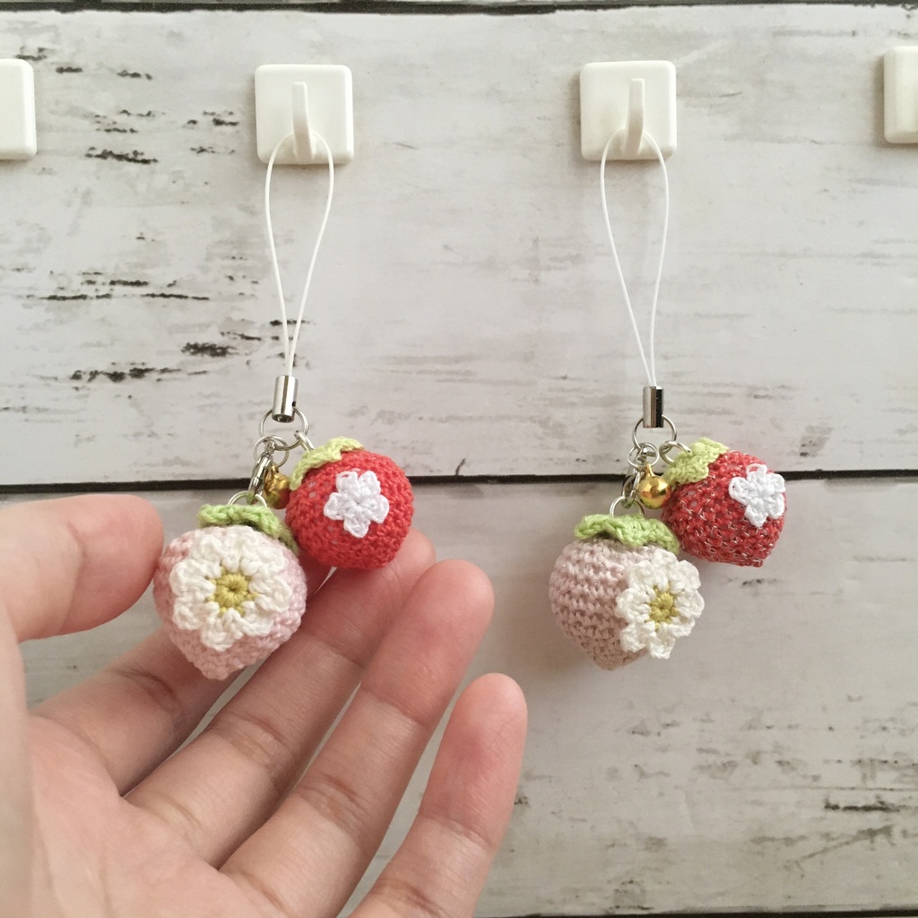 \New!/イチゴ好きさんへ♪淡ピンク色×赤色イチゴ・鈴付きイヤホンジャック|ストラップ|ボールチェーン