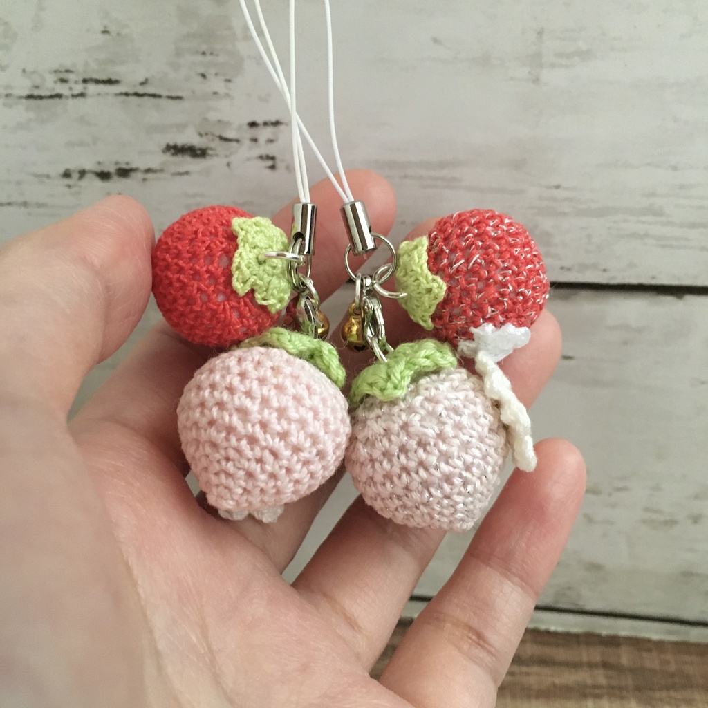 \New!/イチゴ好きさんへ♪淡ピンク色×赤色イチゴ・鈴付きイヤホンジャック|ストラップ|ボールチェーン