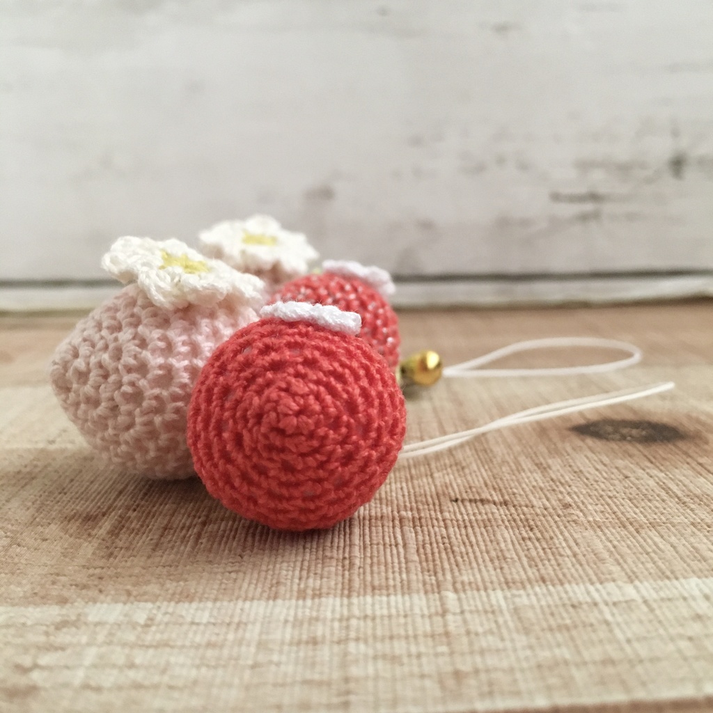 \New!/イチゴ好きさんへ♪淡ピンク色×赤色イチゴ・鈴付きイヤホンジャック|ストラップ|ボールチェーン