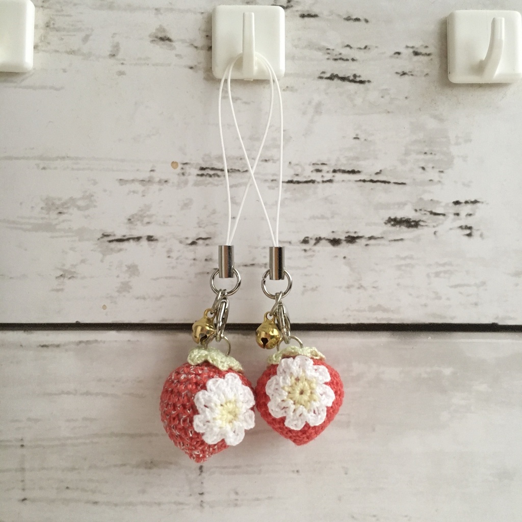 ミニサイズ!ラメ有&無し・一粒赤イチゴストラップ*鈴付