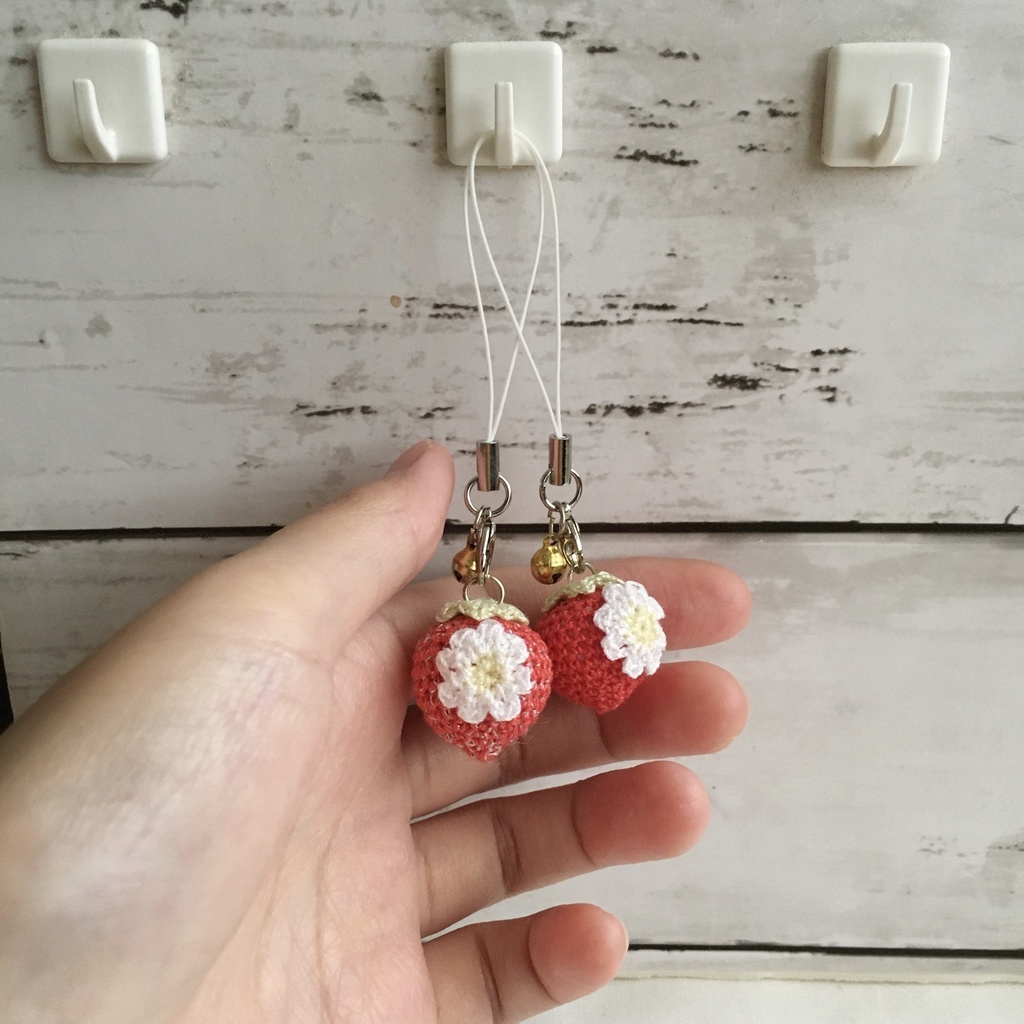 ミニサイズ!ラメ有&無し・一粒赤イチゴストラップ*鈴付