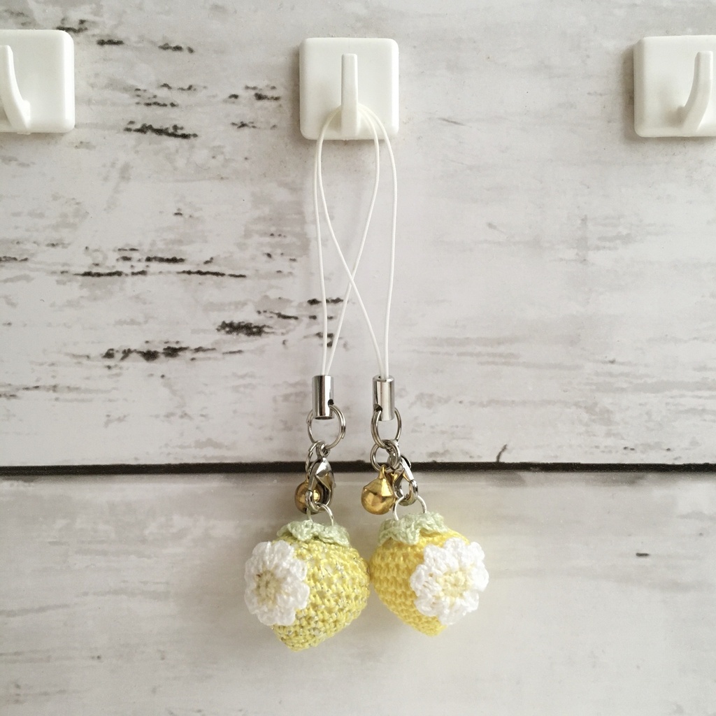 【受注生産】ミニサイズ!ラメ有&無し・一粒黄色イチゴストラップ*鈴付