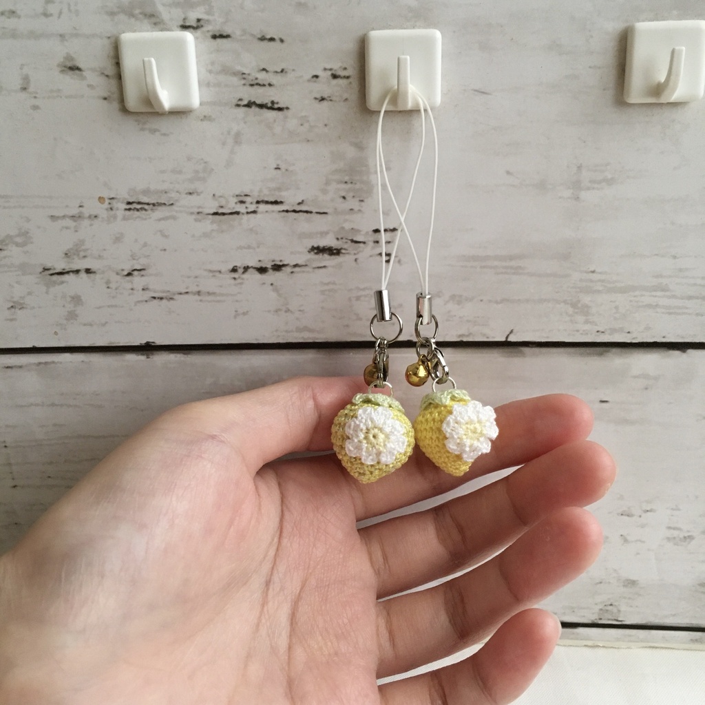 【受注生産】ミニサイズ!ラメ有&無し・一粒黄色イチゴストラップ*鈴付