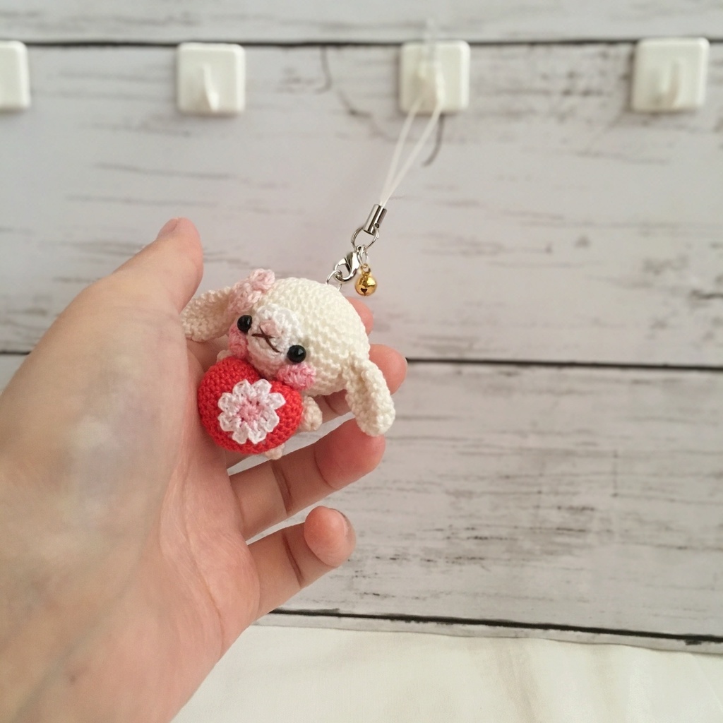 【受注生産】赤色ハート・白色ロップイヤーうさぎさん*鈴付きイヤホンジャックストラップ