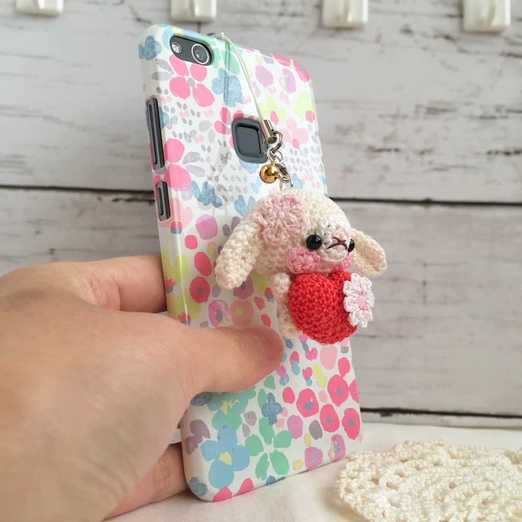 【受注生産】赤色ハート・白色ロップイヤーうさぎさん*鈴付きイヤホンジャックストラップ