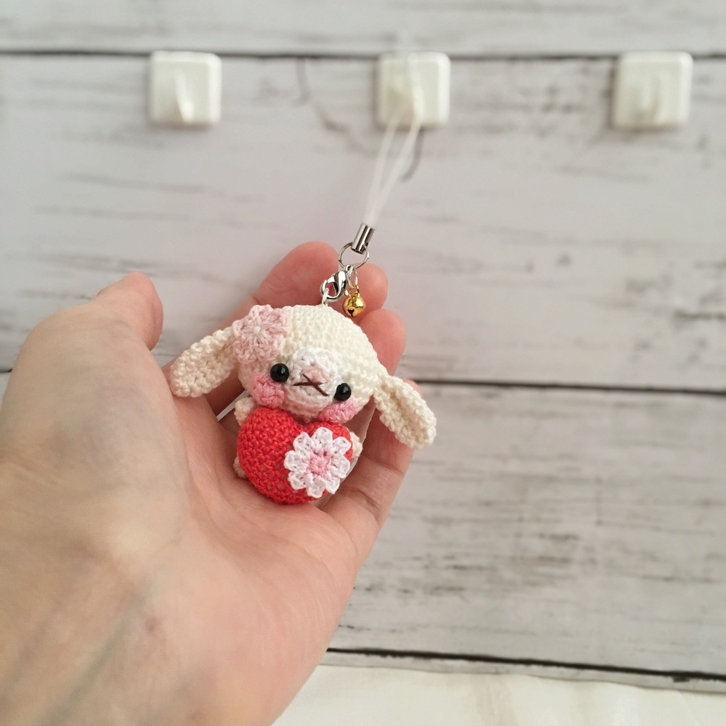 【受注生産】赤色ハート・白色ロップイヤーうさぎさん*鈴付きイヤホンジャックストラップ