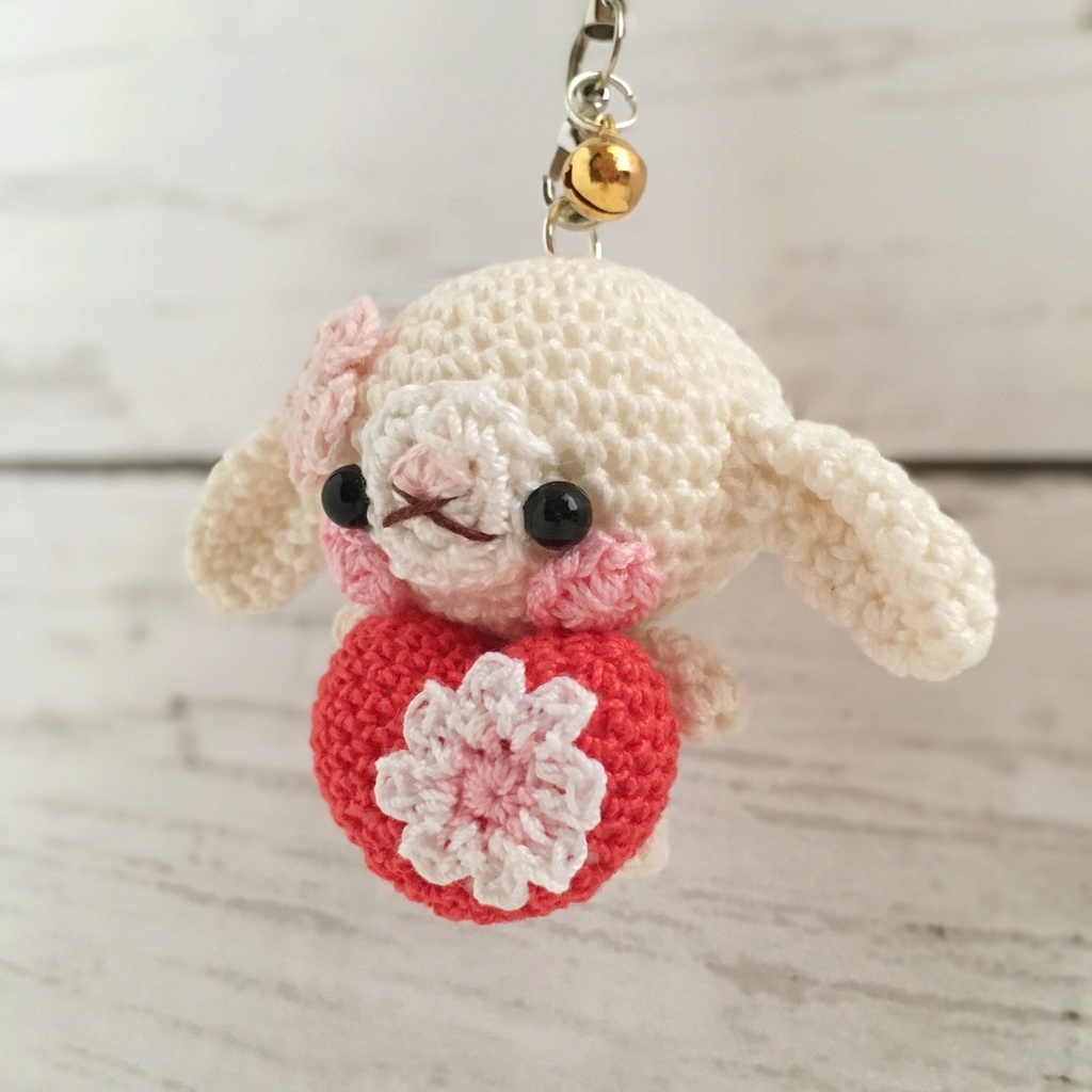 【受注生産】赤色ハート・白色ロップイヤーうさぎさん*鈴付きイヤホンジャックストラップ