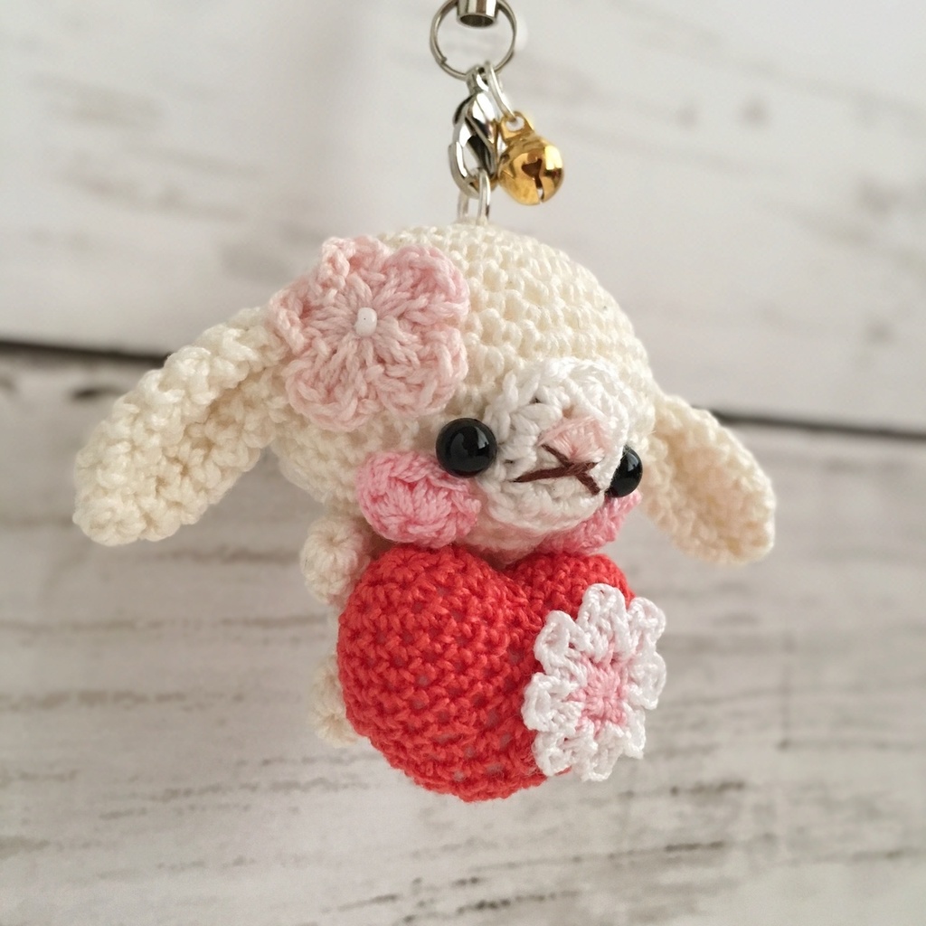 【受注生産】赤色ハート・白色ロップイヤーうさぎさん*鈴付きイヤホンジャックストラップ