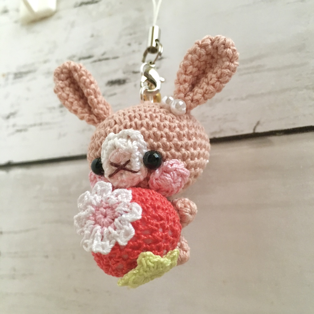 \New!/ピーチピンク色うさぎさん♡小さな癒し系★見守り隊★大事な赤色イチゴをギュッ!鈴付きストラップ|ボールチェーン