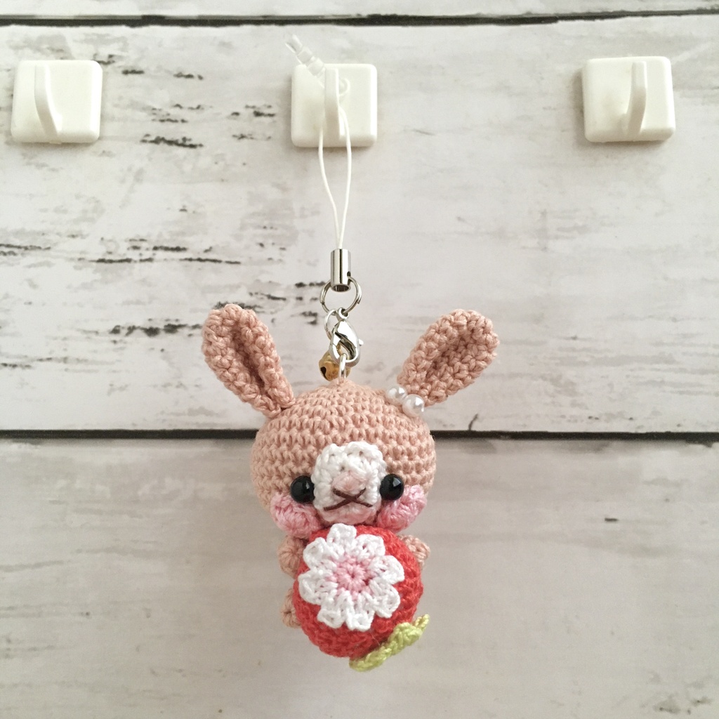\New!/ピーチピンク色うさぎさん♡小さな癒し系★見守り隊★大事な赤色イチゴをギュッ!鈴付きストラップ|ボールチェーン