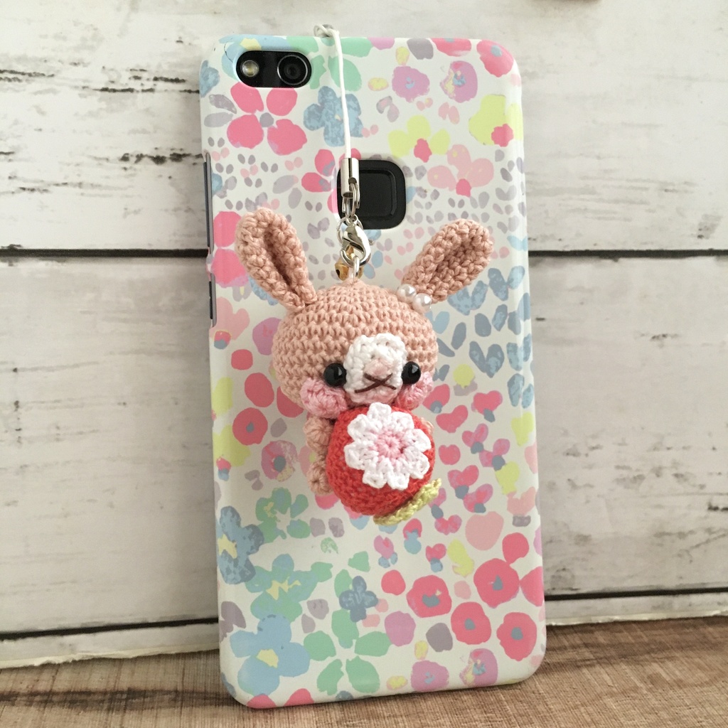 \New!/ピーチピンク色うさぎさん♡小さな癒し系★見守り隊★大事な赤色イチゴをギュッ!鈴付きストラップ|ボールチェーン