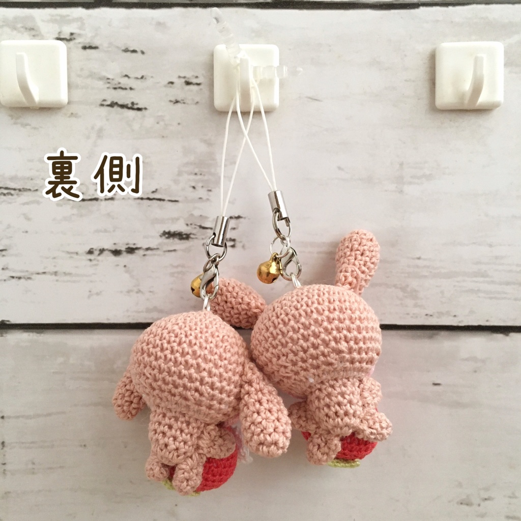 \New!/ピーチピンク色うさぎさん♡小さな癒し系★見守り隊★大事な赤色イチゴをギュッ!鈴付きストラップ|ボールチェーン