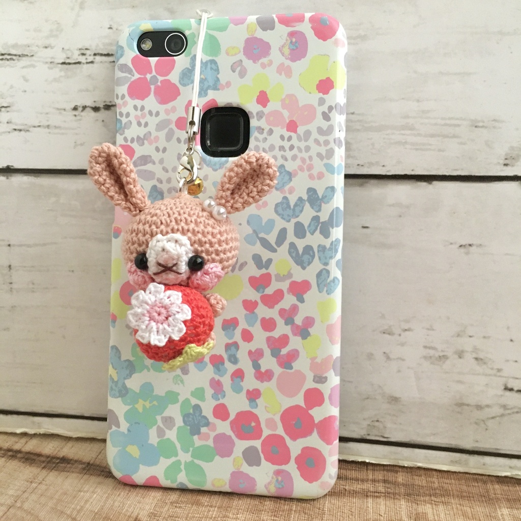 \New!/ピーチピンク色うさぎさん♡小さな癒し系★見守り隊★大事な赤色イチゴをギュッ!鈴付きストラップ|ボールチェーン