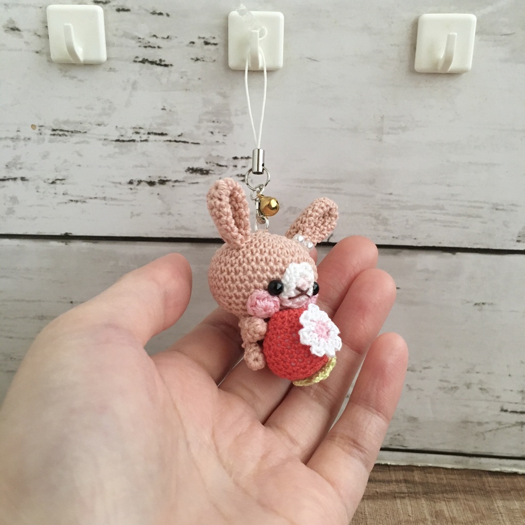 \New!/ピーチピンク色うさぎさん♡小さな癒し系★見守り隊★大事な赤色イチゴをギュッ!鈴付きストラップ|ボールチェーン