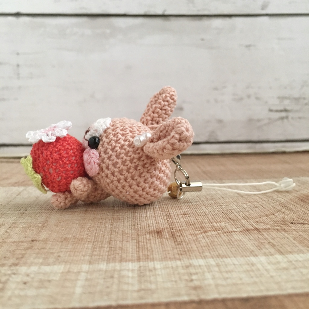 \New!/ピーチピンク色うさぎさん♡小さな癒し系★見守り隊★大事な赤色イチゴをギュッ!鈴付きストラップ|ボールチェーン