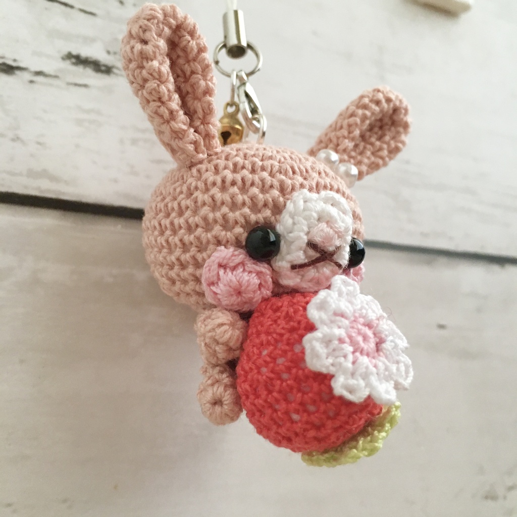 \New!/ピーチピンク色うさぎさん♡小さな癒し系★見守り隊★大事な赤色イチゴをギュッ!鈴付きストラップ|ボールチェーン