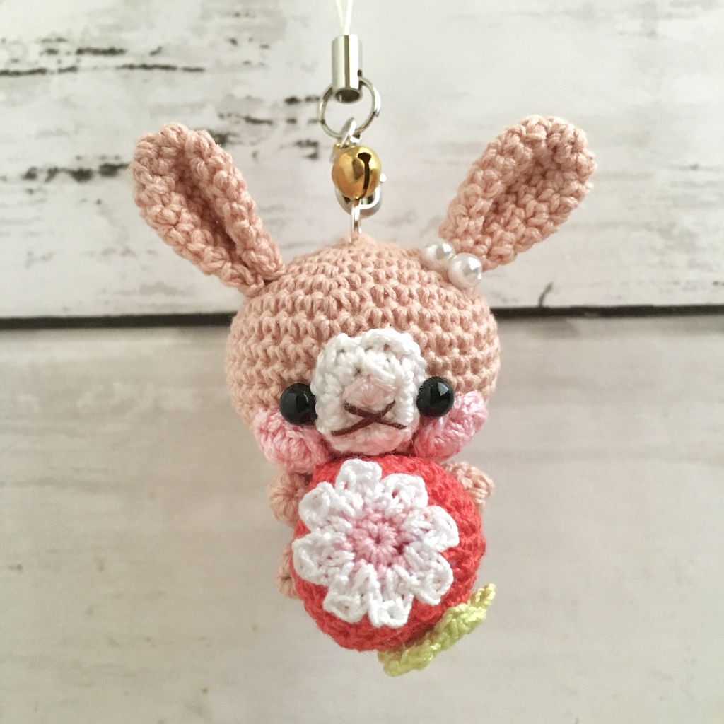 \New!/ピーチピンク色うさぎさん♡小さな癒し系★見守り隊★大事な赤色イチゴをギュッ!鈴付きストラップ|ボールチェーン