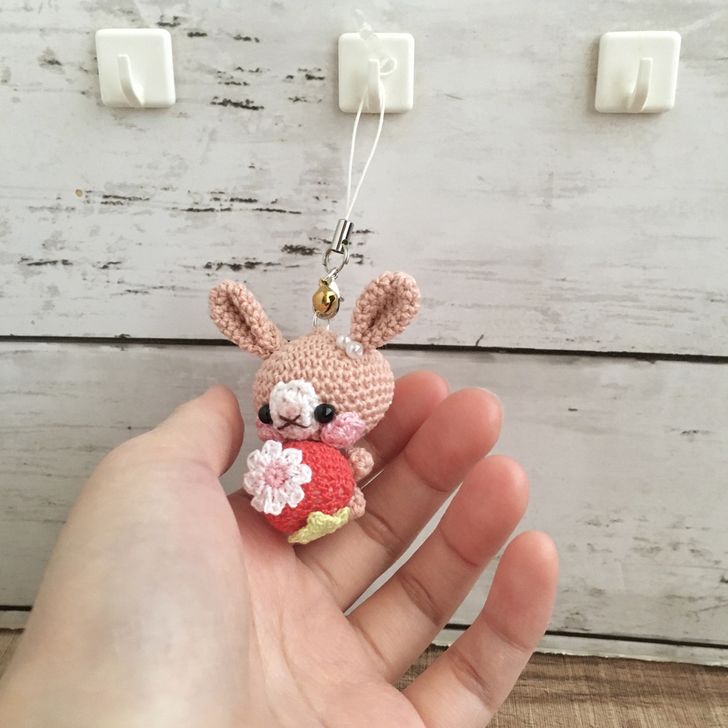 \New!/ピーチピンク色うさぎさん♡小さな癒し系★見守り隊★大事な赤色イチゴをギュッ!鈴付きストラップ|ボールチェーン