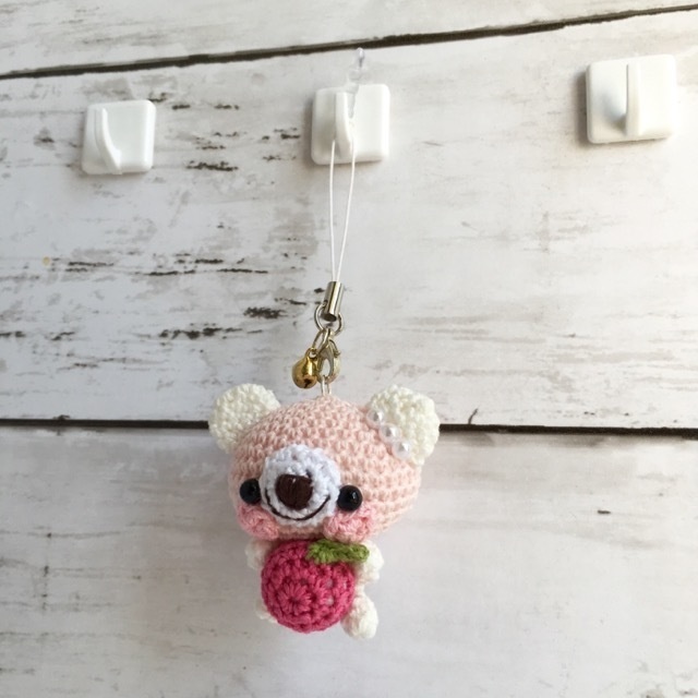 【受注生産】パッションピンクりんご・白ピンククマ*鈴付きイヤホンジャックストラップ