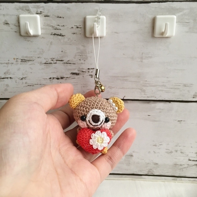 【受注生産】赤色ハート・濃黄色と薄茶色クマさん*鈴付きイヤホンジャックストラップ