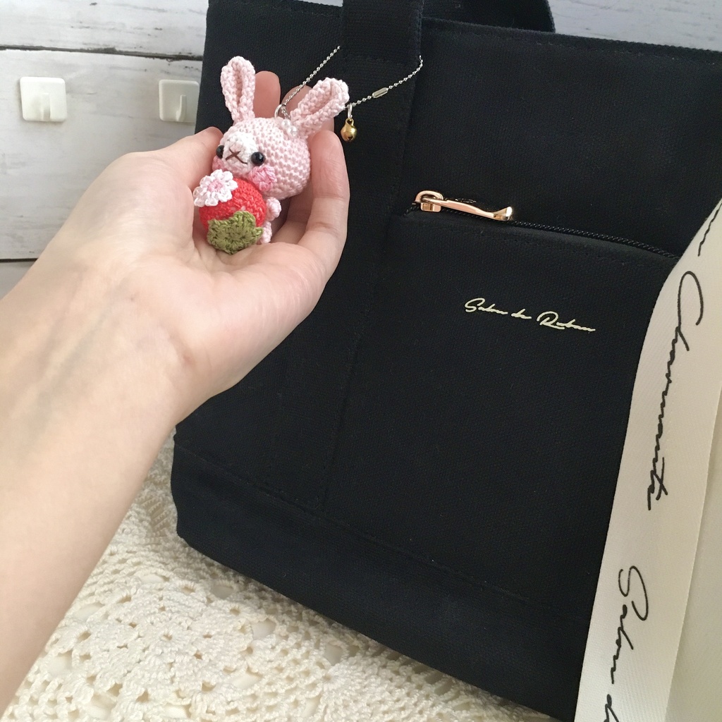【受注生産】赤イチゴ・淡ピンク色うさぎさん*鈴付きイヤホンジャックストラップ