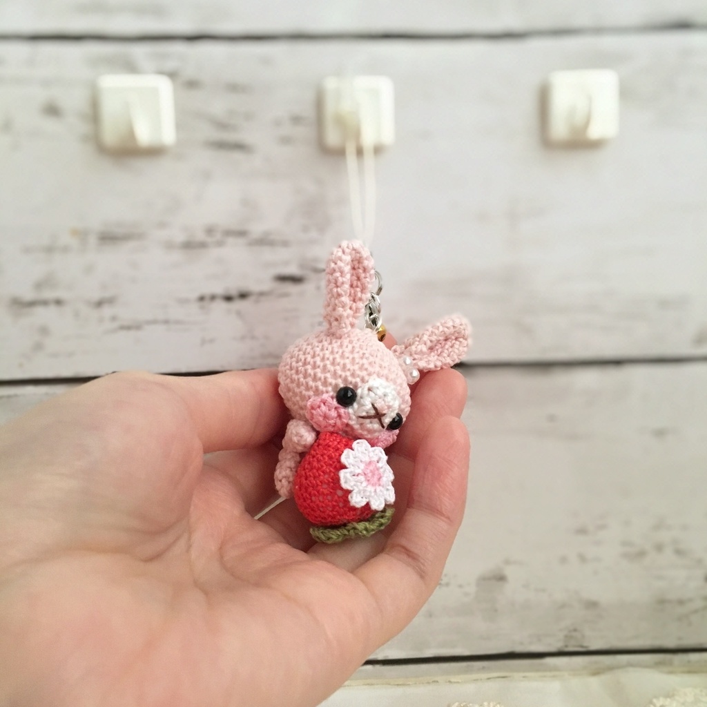 【受注生産】赤イチゴ・淡ピンク色うさぎさん*鈴付きイヤホンジャックストラップ