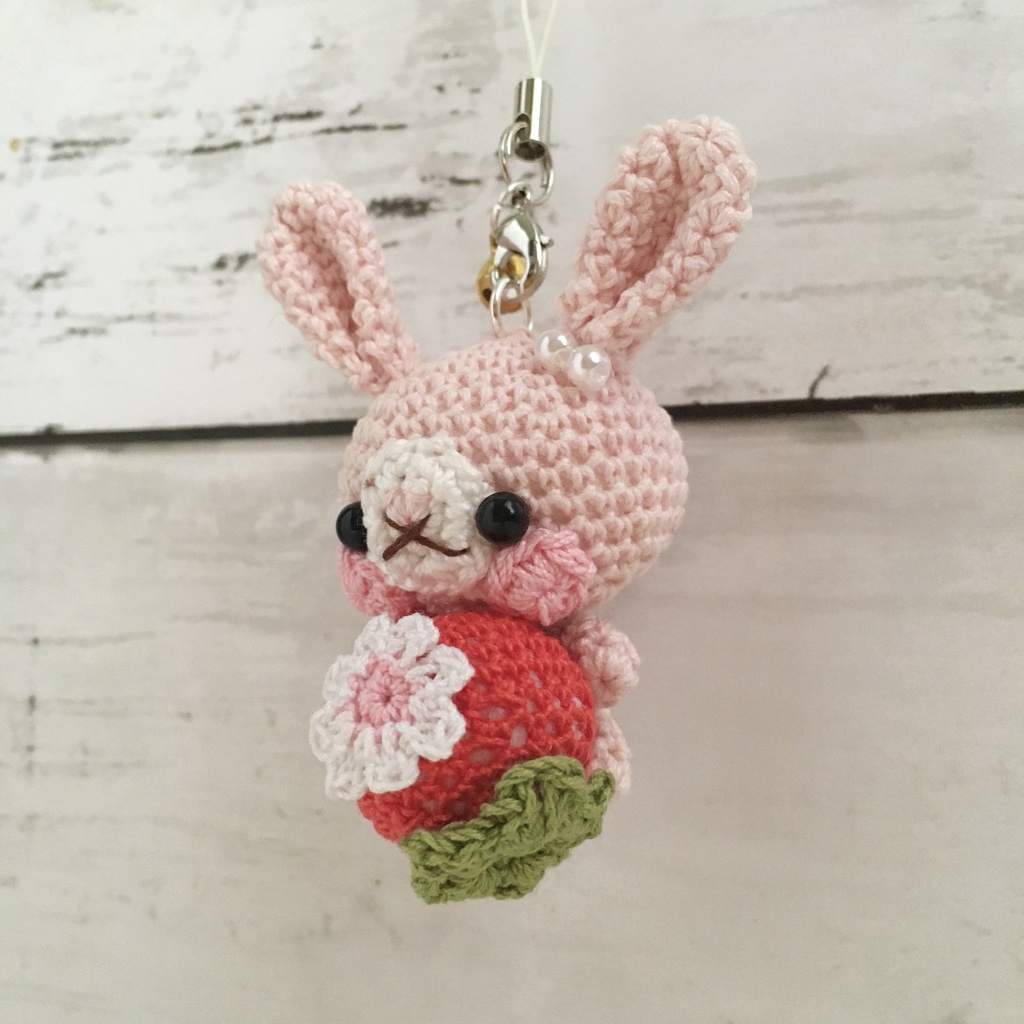 【受注生産】赤イチゴ・淡ピンク色うさぎさん*鈴付きイヤホンジャックストラップ