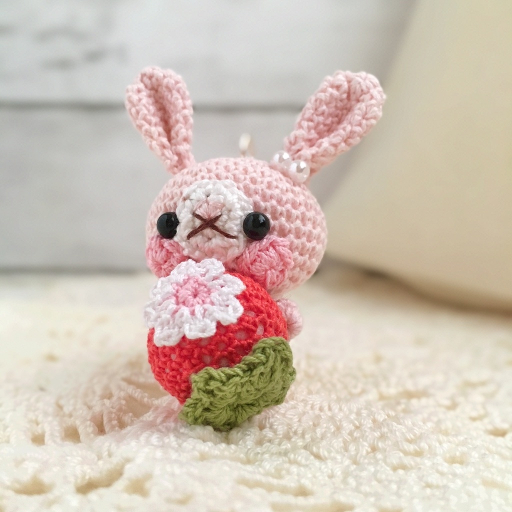 【受注生産】赤イチゴ・淡ピンク色うさぎさん*鈴付きイヤホンジャックストラップ