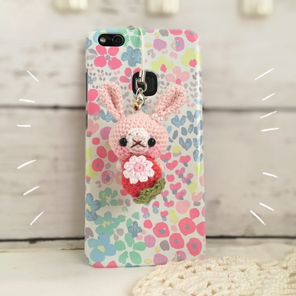 【受注生産】赤イチゴ・淡ピンク色うさぎさん*鈴付きイヤホンジャックストラップ