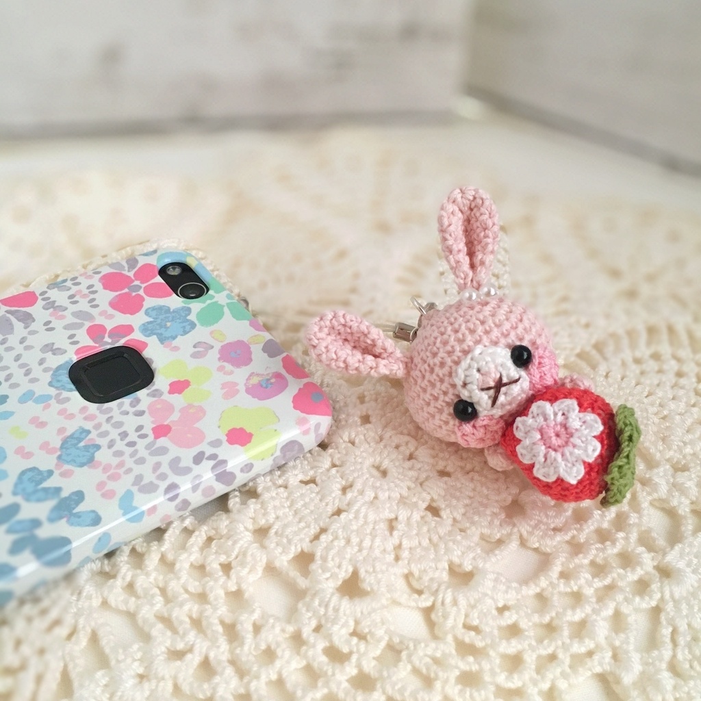 【受注生産】赤イチゴ・淡ピンク色うさぎさん*鈴付きイヤホンジャックストラップ