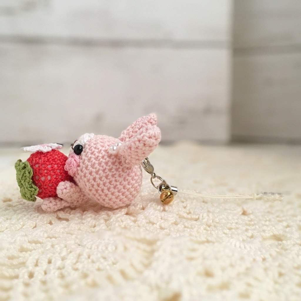 【受注生産】赤イチゴ・淡ピンク色うさぎさん*鈴付きイヤホンジャックストラップ