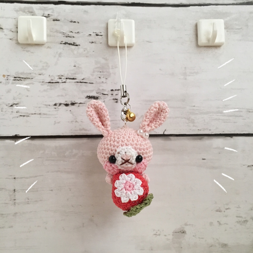 【受注生産】赤イチゴ・淡ピンク色うさぎさん*鈴付きイヤホンジャックストラップ