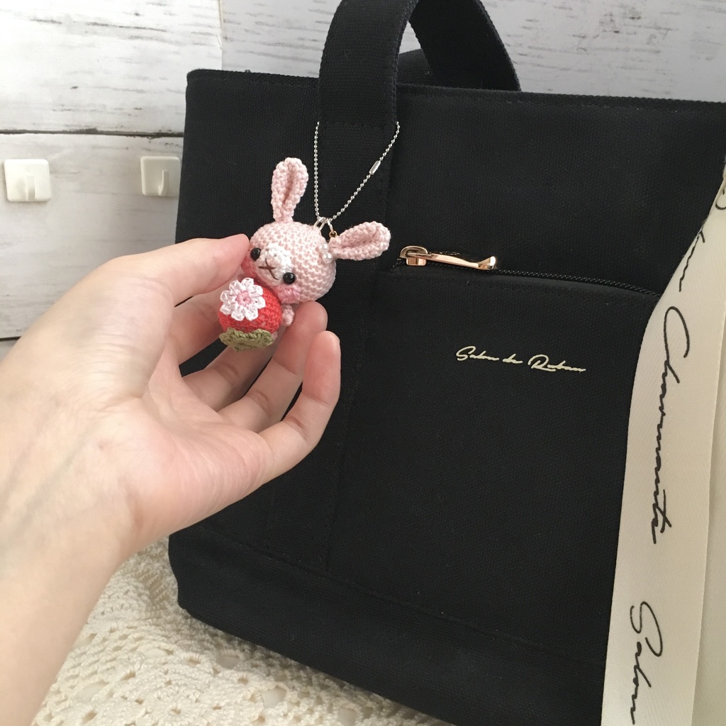 【受注生産】赤イチゴ・淡ピンク色うさぎさん*鈴付きイヤホンジャックストラップ