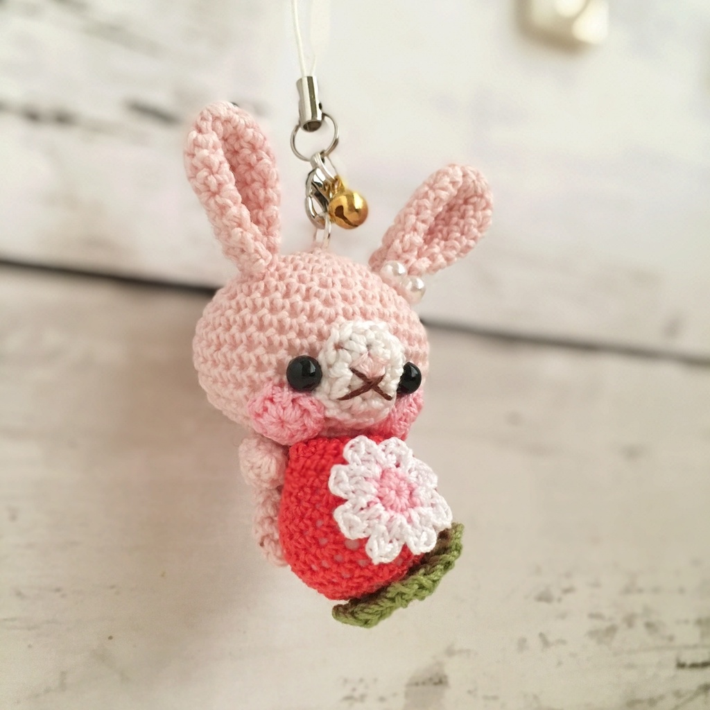 【受注生産】赤イチゴ・淡ピンク色うさぎさん*鈴付きイヤホンジャックストラップ