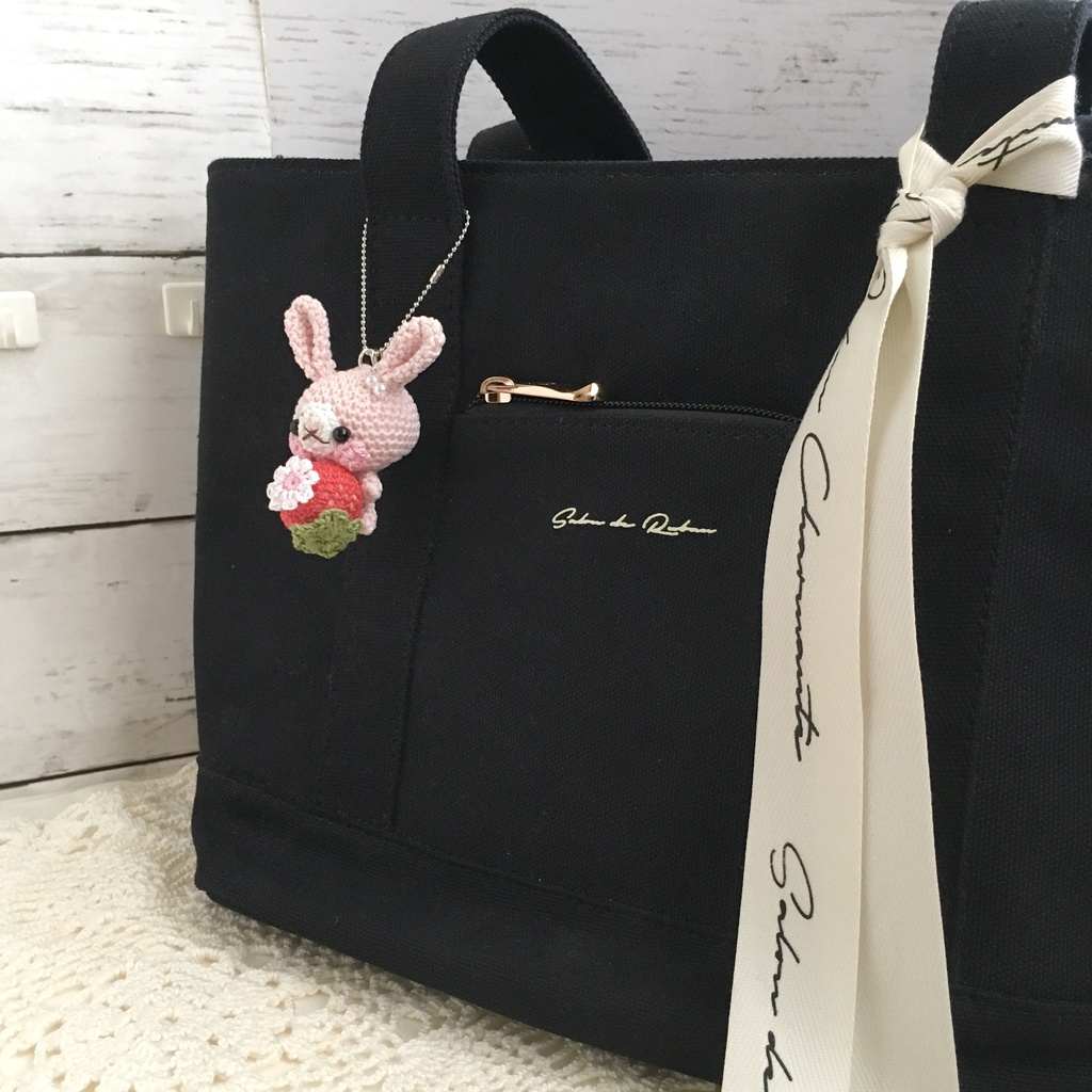 【受注生産】赤イチゴ・淡ピンク色うさぎさん*鈴付きイヤホンジャックストラップ