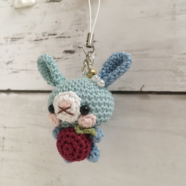 【受注生産】赤リンゴ・アクア×濃ブルー色うさぎさん*鈴付きイヤホンジャックストラップ