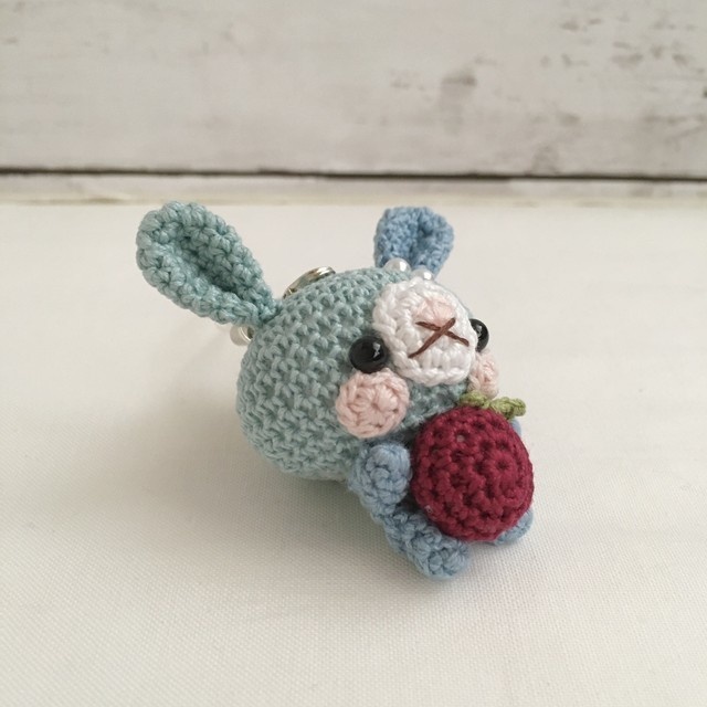 【受注生産】赤リンゴ・アクア×濃ブルー色うさぎさん*鈴付きイヤホンジャックストラップ