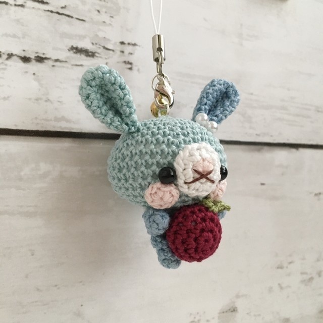【受注生産】赤リンゴ・アクア×濃ブルー色うさぎさん*鈴付きイヤホンジャックストラップ