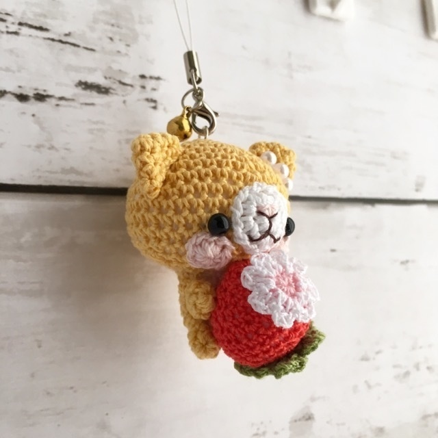 受注生産 赤イチゴ 濃黄色ネコさん 鈴付きイヤホンジャックストラップ Kaki Amigurumi Booth