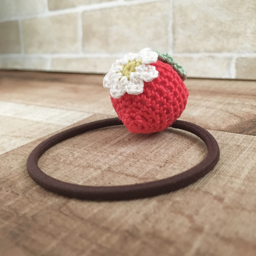 \New!/小さなお子様へ♡お孫さんへ♡ご友人様へ♡プレゼントにも\大人気!/ツヤ赤色イチゴあみぐるみヘアゴム|一点売り