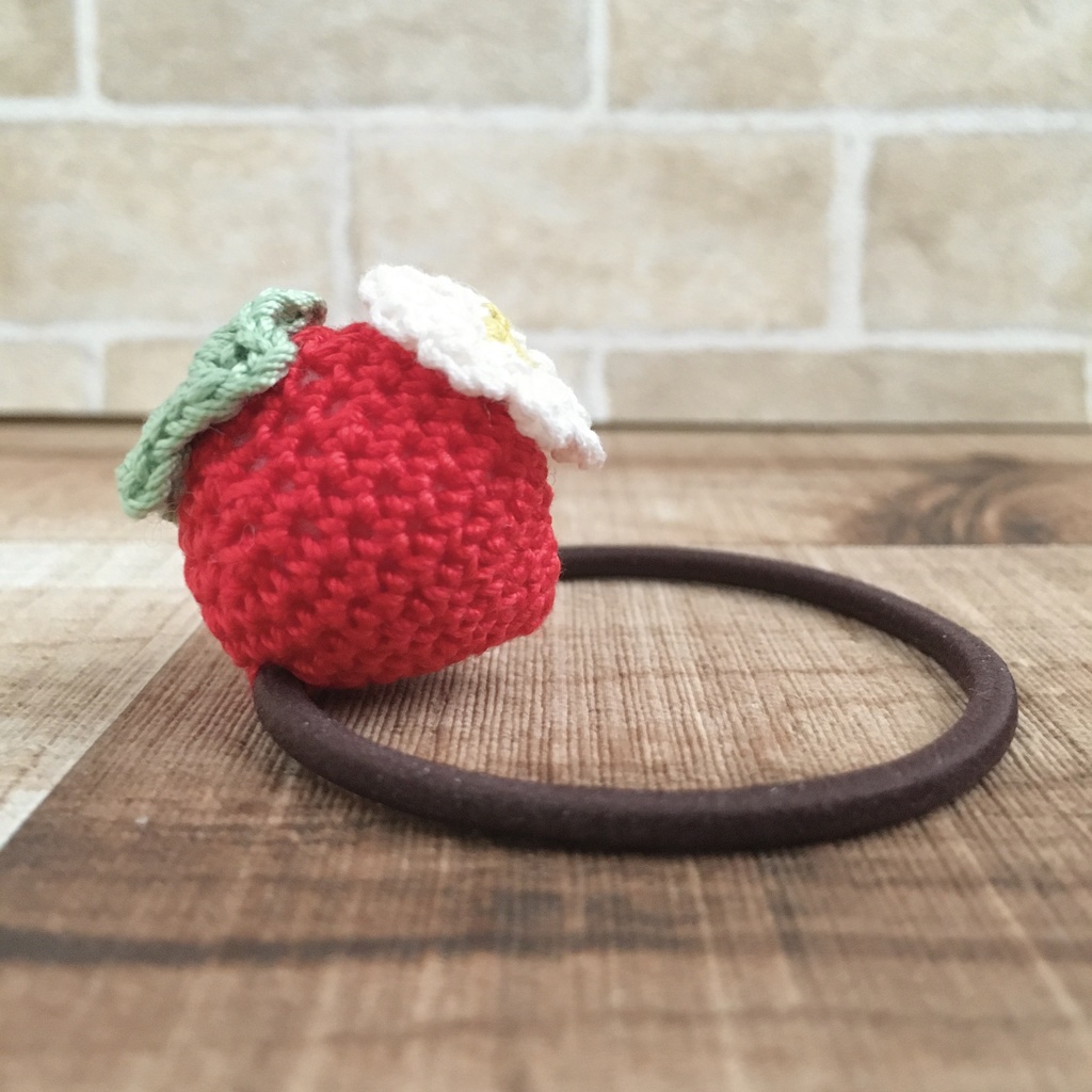 \New!/小さなお子様へ♡お孫さんへ♡ご友人様へ♡プレゼントにも\大人気!/ツヤ赤色イチゴあみぐるみヘアゴム|一点売り