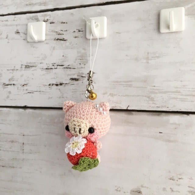 赤イチゴ・淡ピンク色ブタさん*鈴付きイヤホンジャックストラップ