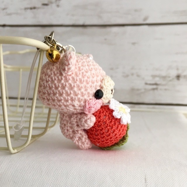 赤イチゴ・淡ピンク色ブタさん*鈴付きイヤホンジャックストラップ
