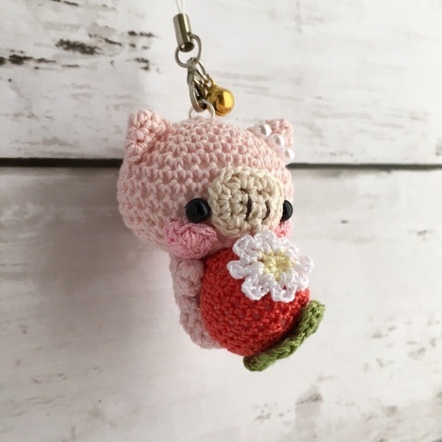 赤イチゴ・淡ピンク色ブタさん*鈴付きイヤホンジャックストラップ