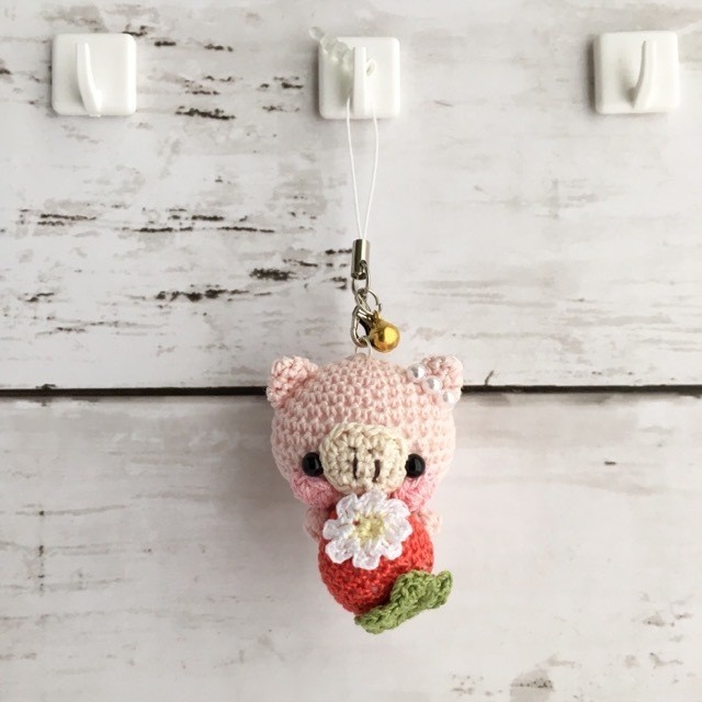 赤イチゴ・淡ピンク色ブタさん*鈴付きイヤホンジャックストラップ