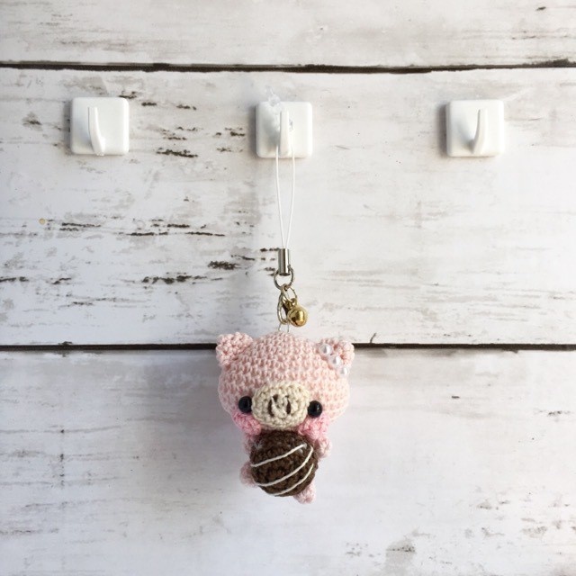 チョコレート・淡ピンク色ブタさん・鈴付きイヤホンジャックストラップ